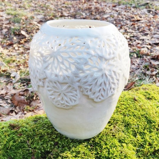 Stor glaseret buttet vase med følfodsfiligran.jpg