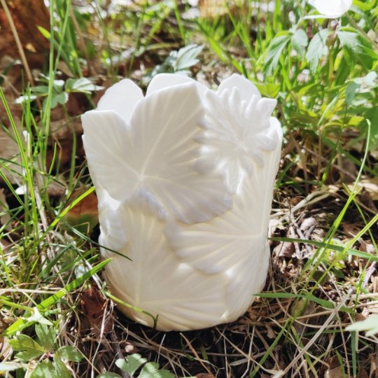 Lille slank jordbærlyslygte med smørblomstblad (glaseret).jpg
