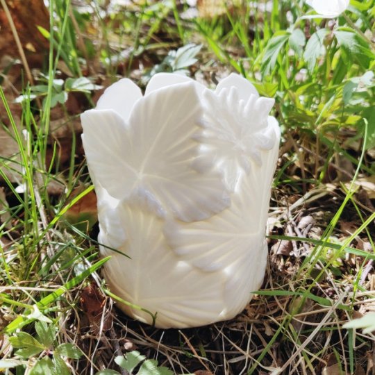 Lille slank jordbærlyslygte med smørblomstblad (glaseret).jpg