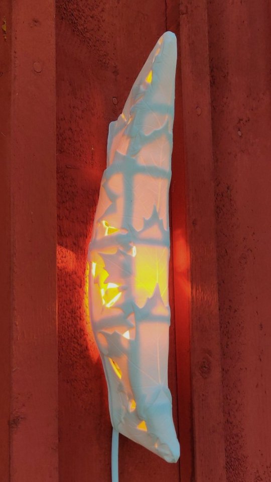 Halvmåne lysskulptur med ahornblade 1 (set fra venstre).jpg