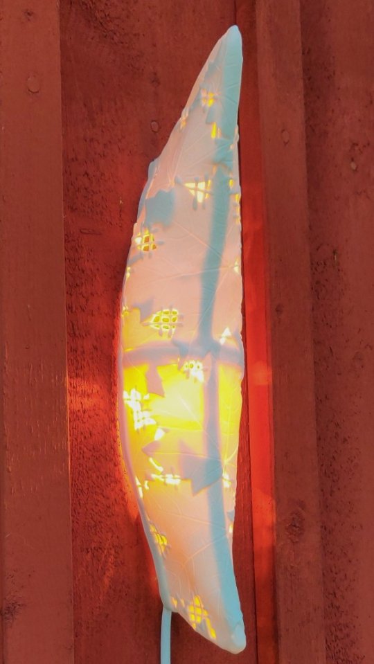 Halvmåne lysskulptur med ahornblade 2 (set fra venstre).