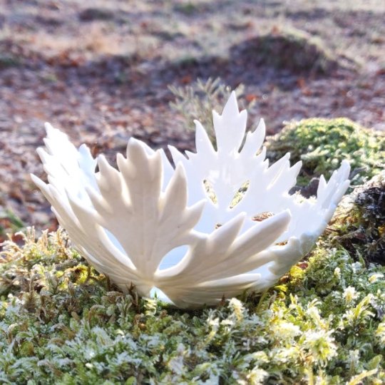 Lille buttet glaseret smørblomstskål.jpg