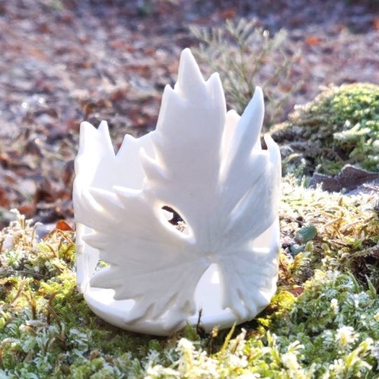 Lille slank glaseret lyslygte med smørblomstblade.jpg