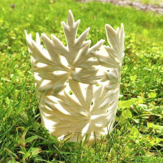 Mellem lyslygte med smørblomst (glaseret).jpg
