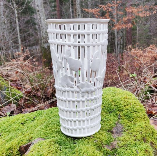 Høj slank tremmekrukke med frugter (glaseret).jpg