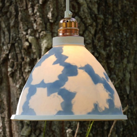 Naturlampeskærm med ahornblade på blå baggrund.jpg